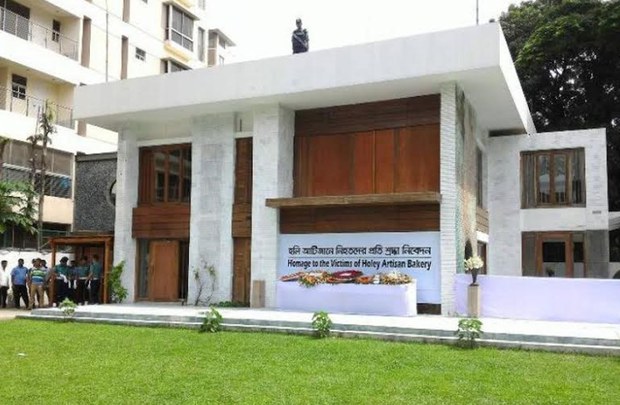 গুলশানের হলি আর্টিজান বেকারির সেই ভবনটি এখন নিজেরা বসবাসের জন্য মেরামত করেছেন বাড়ির মালিকেরা। 
