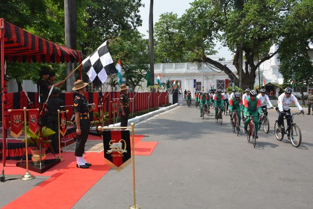 সাইকেল অভিযাত্রীদের কলকাতার ফোর্ট উইলিয়ামে স্বাগত জানানো হচ্ছে। 