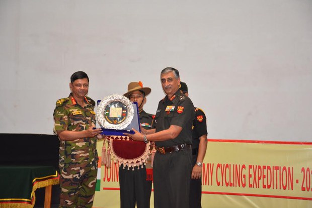যৌথ অভিযানের স্মারক হাতে ভারতের লেফটেন্যান্ট জেনারেল প্রবীণ বকসী ও বাংলাদেশের মেজর জেনারেল নাঈম আসফাক চৌধুরী।  