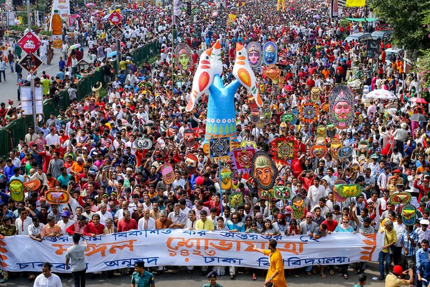 পয়লা বৈশাখের মঙ্গল শোভাযাত্রায় হাজারো বাঙলির প্রাণবন্ত অংশগ্রহণ। 