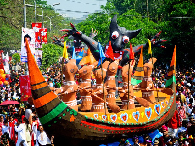 মঙ্গল শোভাযাত্রায় ঐতিহ্যবাহী নৌকা বাইচের প্রতীক।