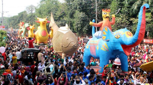 বাংলা সংস্কৃতির ঐতিহ্যের প্রতীক নিয়ে মঙ্গল শোভাযাত্রার একাংশ। 