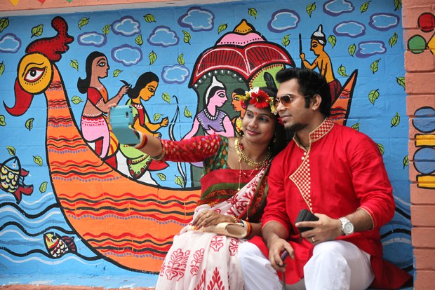 নববর্ষের পোশাকে তরুণ যুগল। 