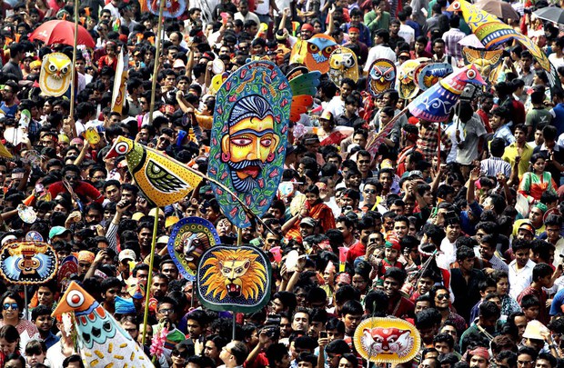 বিভিন্ন ধরনের মুখোশ নিয়ে মঙ্গল শোভাযাত্রার একাংশ।