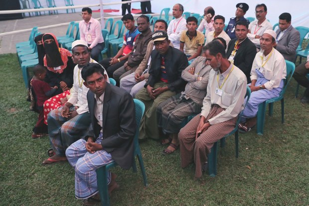 পোপ ফ্রান্সিসের সঙ্গে সাক্ষাৎ করার জন্য অপেক্ষা করছেন রোহিঙ্গা শরণার্থীদের একটি দল। 