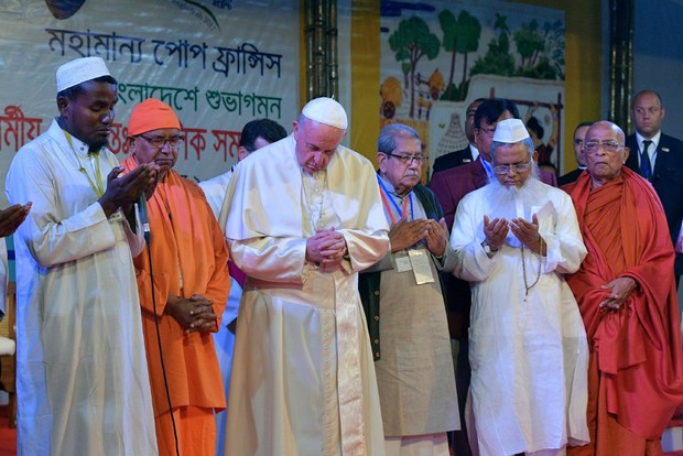আন্তঃধর্মীয় শান্তি সমাবেশে পোপ ফ্রান্সিসের উপস্থিতিতে প্রার্থনা পরিচালনা করছেন একজন রোহিঙ্গা শরণার্থী।