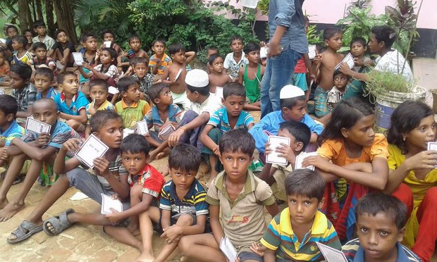 উখিয়ার কুতুপালং শরণার্থী শিবিরের সামনে ত্রাণের শীতবস্ত্রের জন্য অপেক্ষা করছে রোহিঙ্গা শিশুরা। 