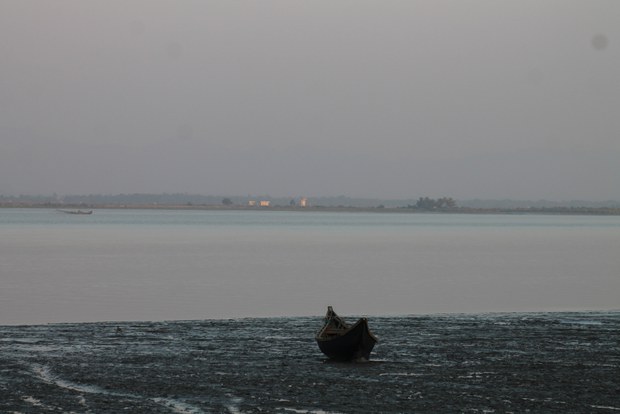 নাফ নদীর এপারে বাংলাদেশ ওপারে মিয়ানমার।