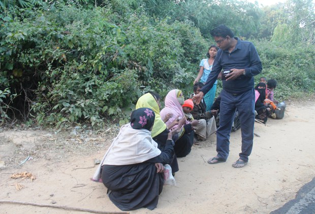 সর্বস্ব হারানো রোহিঙ্গাদের এদেশে জীবিকার কোনো নিশ্চিয়তা নেই। অনেকেরই অবলম্বন ভিক্ষাবৃত্তি।