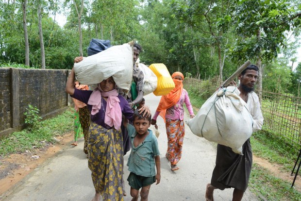 টেকনাফের হোয়াইক্যং সীমান্ত দিয়ে অনুপ্রবেশ করছে রোহিঙ্গারা। 