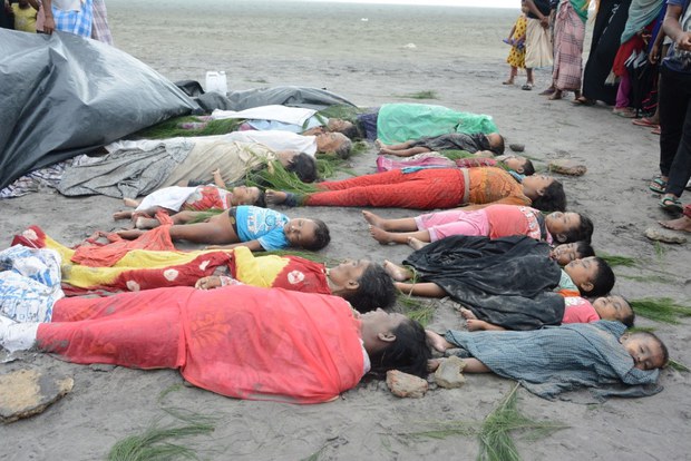 নাফ নদীতে নৌকা ডুবির ঘটনায় নিহত শাহপরীর দ্বীপ সৈকতে উদ্ধার হওয়া রোহিঙ্গাদের মৃতদেহ।