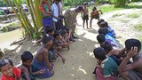 টেকনাফের রক্ষইক্যং এলাকায় রাস্তার পাশে মার্বেল খেলছে আশ্রয় নেওয়া রোহিঙ্গা শিশুরা।