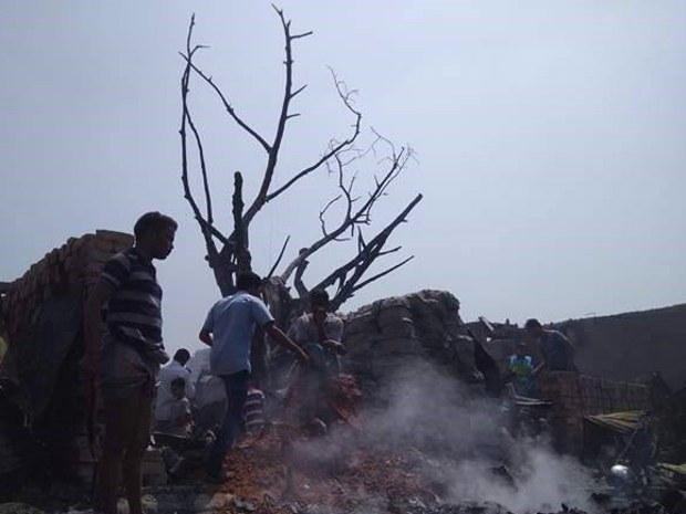 অগ্নিকাণ্ডের ১০ ঘণ্টা পরেও ধ্বংসস্তূপ থেকে ধোঁয়া বের হতে দেখা যায়। অগ্নিকাণ্ডের ১০ ঘণ্টা পরেও ধ্বংসস্তূপ থেকে ধোঁয়া বের হতে দেখা যায়।