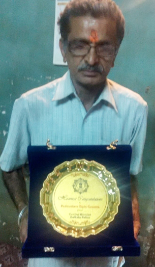 কলকাতা পুলিশের দেওয়া ক্রেস্ট হাতে বিপিন। ফেব্রুয়ারি ০৭, ২০১৭।