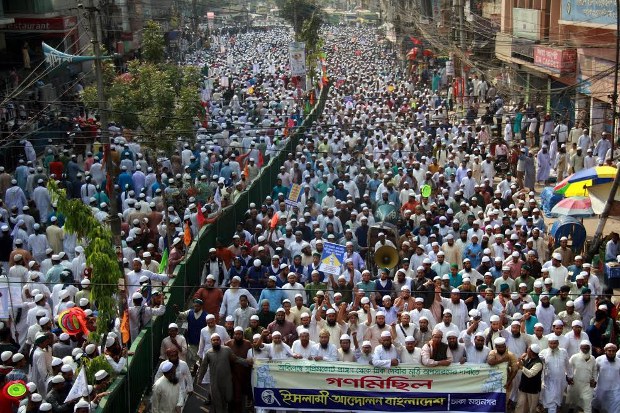 জুমার নামাজের পর সুপ্রিম কোর্ট প্রাঙ্গণে স্থাপিত ভাস্কর্য অপসারণের দাবিতে গণমিছিল। জুমার নামাজের পর সুপ্রিম কোর্ট প্রাঙ্গণে স্থাপিত ভাস্কর্য অপসারণের দাবিতে গণমিছিল।