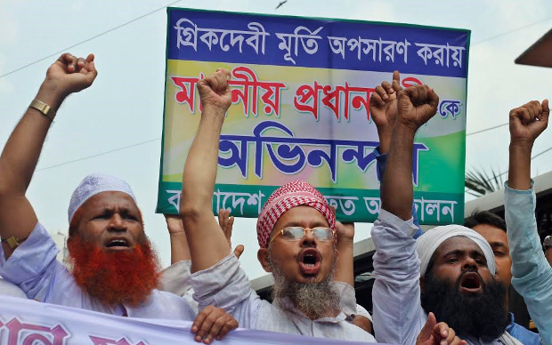 ভাস্কর্য অপসারণ করায় প্রধানমন্ত্রীকে ধন্যবাদ জানিয়ে রাজধানীতে আনন্দ মিছিল করে বিভিন্ন ইসলামী দল। মে ২৬, ২০১৭।
