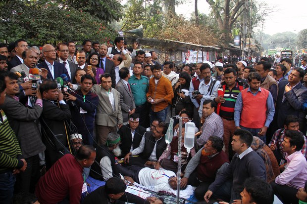 শিক্ষামন্ত্রী নুরুল ইসলাম নাহিদ আন্দোলনরত শিক্ষকদের ঘরে ফিরে যাওয়ার অনুরোধ করলেও শিক্ষকরা তা প্রত্যাখ্যান করে তাঁদের অনশন ধর্মঘট চালিয়ে যাচ্ছেন| শিক্ষামন্ত্রী নুরুল ইসলাম নাহিদ আন্দোলনরত শিক্ষকদের ঘরে ফিরে যাওয়ার অনুরোধ করলেও শিক্ষকরা তা প্রত্যাখ্যান করে তাঁদের অনশন ধর্মঘট চালিয়ে যাচ্ছেন|