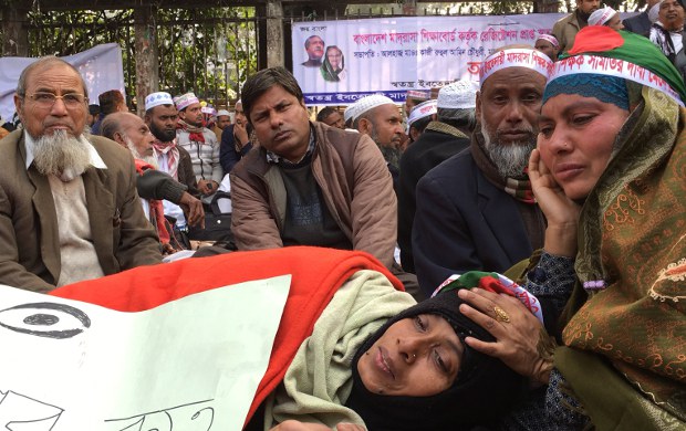 নিবন্ধন পাওয়া সব স্বতন্ত্র ইবতেদায়ি মাদ্রাসার শিক্ষকরা জাতীয়করণের দাবিতে জাতীয় প্রেস ক্লাবের সামনে আমরণ অনশন কর্মসুচি চালিয়ে যাচ্ছেন। নিবন্ধন পাওয়া সব স্বতন্ত্র ইবতেদায়ি মাদ্রাসার শিক্ষকরা জাতীয়করণের দাবিতে জাতীয় প্রেস ক্লাবের সামনে আমরণ অনশন কর্মসুচি চালিয়ে যাচ্ছেন।