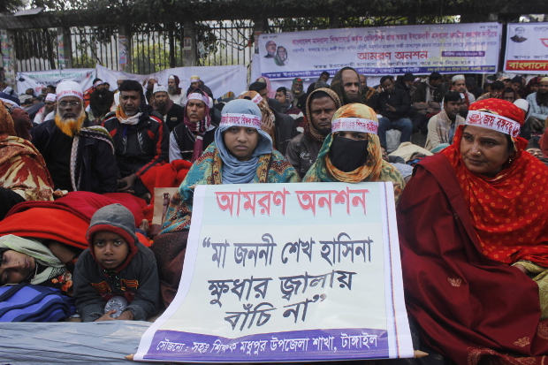জাতীয় প্রেসক্লাবের সামনে আমরণ অনশনরত বাংলাদেশ স্বতন্ত্র ইবতেদায়ি মাদ্রাসা শিক্ষকরা। ১১ জানুয়ারি ২০১৭।