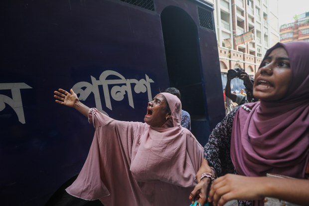 একদিকে পরিস্থিতি স্বাভাবিক করার চেষ্টা, আরেকদিকে অবনতির আশঙ্কা একদিকে পরিস্থিতি স্বাভাবিক করার চেষ্টা, আরেকদিকে অবনতির আশঙ্কা
