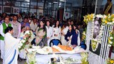 রবীন্দ্র সদনে শায়িত অভিনেত্রী সুপ্রিয়া দেবীর মরদেহে শ্রদ্ধা জানাচ্ছেন পশ্চিমবঙ্গের মুখ্যমন্ত্রী মমতা বন্দ্যোপাধ্যায়।