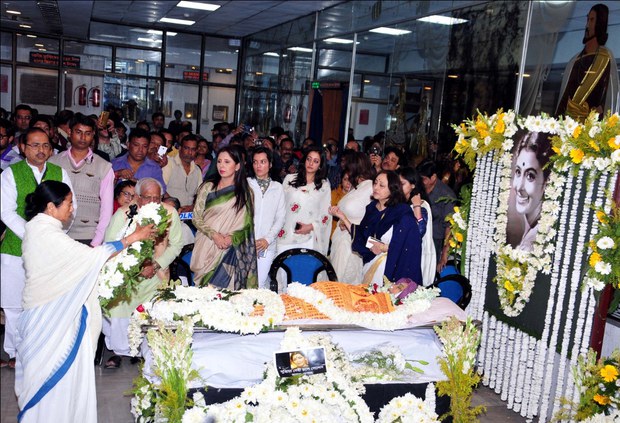 রবীন্দ্র সদনে শায়িত অভিনেত্রী সুপ্রিয়া দেবীর মরদেহে শ্রদ্ধা জানাচ্ছেন পশ্চিমবঙ্গের মুখ্যমন্ত্রী মমতা বন্দ্যোপাধ্যায়। রবীন্দ্র সদনে শায়িত অভিনেত্রী সুপ্রিয়া দেবীর মরদেহে শ্রদ্ধা জানাচ্ছেন পশ্চিমবঙ্গের মুখ্যমন্ত্রী মমতা বন্দ্যোপাধ্যায়।