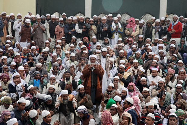 তাবলিগ জামাতের কেন্দ্রীয় নেতা মাওলানা মোহাম্মদ সাদ কান্দালভীর আগমনের বিরোধিতা করে বৃহস্পতিবার রাজধানীর বায়তুল মোকাররম মসজিদের পাশে বিক্ষোভ প্রদর্শন করে সংগঠনটির একাংশের কর্মীরা। তাবলিগ জামাতের কেন্দ্রীয় নেতা মাওলানা মোহাম্মদ সাদ কান্দালভীর আগমনের বিরোধিতা করে বৃহস্পতিবার রাজধানীর বায়তুল মোকাররম মসজিদের পাশে বিক্ষোভ প্রদর্শন করে সংগঠনটির একাংশের কর্মীরা।