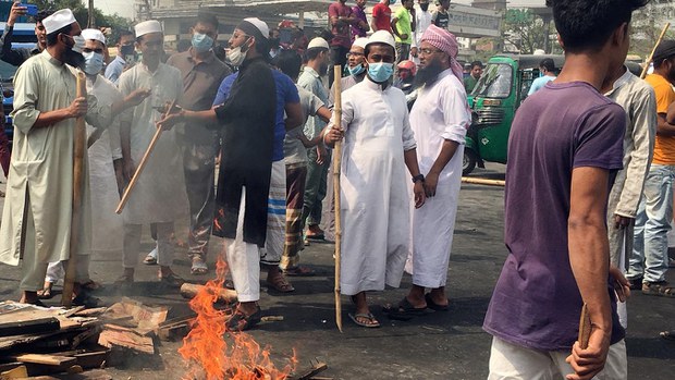 হেফাজতের এক শীর্ষ নেতা গ্রেপ্তার, আহমদ শফী ‘হত্যায়’ অভিযুক্ত আমির বাবুনগরী হেফাজতের এক শীর্ষ নেতা গ্রেপ্তার, আহমদ শফী ‘হত্যায়’ অভিযুক্ত আমির বাবুনগরী