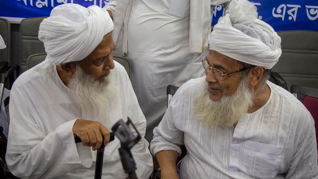 হেফাজতে প্রকাশ্য বিভক্তি: বাবুনগরীর গ্রেপ্তার চান মাদানীপন্থীরা হেফাজতে প্রকাশ্য বিভক্তি: বাবুনগরীর গ্রেপ্তার চান মাদানীপন্থীরা