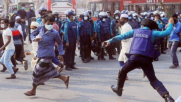 পিটিয়ে ভাস্কর্য-বিরোধীদের ছত্রভঙ্গ করেছে পুলিশ পিটিয়ে ভাস্কর্য-বিরোধীদের ছত্রভঙ্গ করেছে পুলিশ