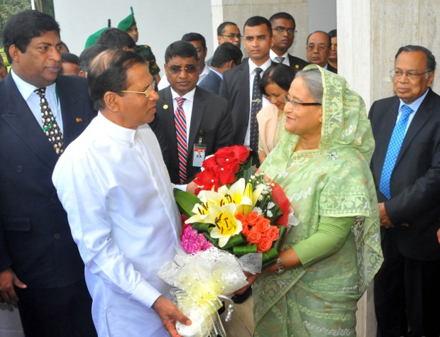 প্রধানমন্ত্রী কার্যালয়ে পৌঁছালে শ্রীলঙ্কার প্রেসিডেন্টকে স্বাগত জানান প্রধানমন্ত্রী শেখ হাসিনা। প্রধানমন্ত্রী কার্যালয়ে পৌঁছালে শ্রীলঙ্কার প্রেসিডেন্টকে স্বাগত জানান প্রধানমন্ত্রী শেখ হাসিনা।