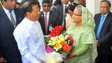 প্রধানমন্ত্রী কার্যালয়ে পৌঁছালে শ্রীলঙ্কার প্রেসিডেন্টকে স্বাগত জানান প্রধানমন্ত্রী শেখ হাসিনা।