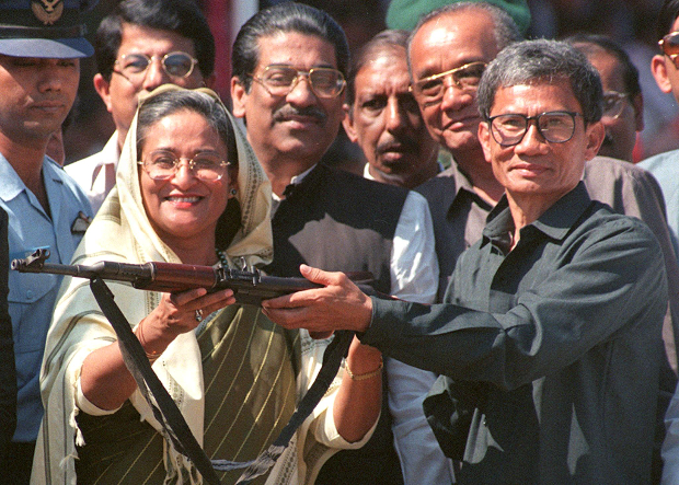 খাগড়াছড়িতে অস্ত্র সমর্পণ অনুষ্ঠানে জনসংহতি সমিতির সভাপতি জ্যোতিরিন্দ্র বোধিপ্রিয় লারমা (সন্তু লারমা) তৎকালীন প্রধানমন্ত্রী শেখ হাসিনার কাছে অস্ত্র সমর্পণ করছেন।
