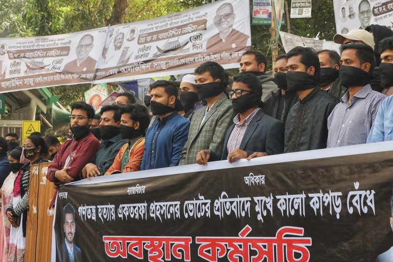 নির্বাচনকে ''একতরফা প্রহসনের ভোট '' আখ্যা দিয়ে কালো কাপড় বেঁধে জাতীয় প্রেসক্লাবের সামনে গণঅধিকার পরিষদের অবস্থান কর্মসূচি। ০৮ জানুয়ারি ২০২৪। [জীবন আহমেদ /বেনারনিউজ]