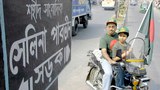 ঢাকায় শহীদ সাংবাদিক সেলিনা পারভীন সড়কের মোড়ে নিজের সন্তানকে নিয়ে মোটরসাইকেলে সুমন জাহিদ।