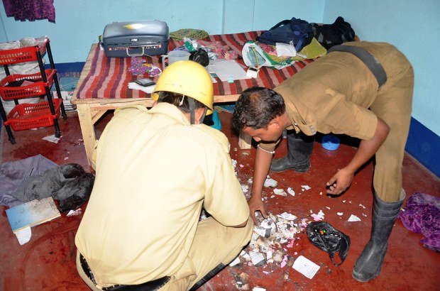 খাগড়াগড়ের ঘটনাস্থল থেকে নমুনা সংগ্রহ করছে পুলিশ ও দমকল কর্মী। খাগড়াগড়ের ঘটনাস্থল থেকে নমুনা সংগ্রহ করছে পুলিশ ও দমকল কর্মী।