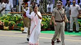 ভারতের স্বাধীনতা দিবসের কুচকাওয়াজে জনতাকে অভিবাদন জানাচ্ছেন পশ্চিমবঙ্গের মুখ্যমন্ত্রী মমতা বন্দ্যোপাধ্যায়। 