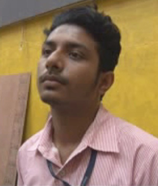 মুর্শিদাবাদের অতিরিক্ত পুলিশ সুপারিনটেনডেন্টের কাছে অভিযোগ দায়ের করতে যাওয়ার আগে সাংবাদিকদের মুখোমুখি কৃষ্ণেন্দু রোজ। ১৮ অক্টোবর ২০১৭।