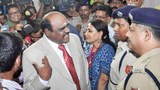 বিচারপতি কারনান তাঁর বাড়ির সামনে পুলিশের সঙ্গে কথা বলছেন।