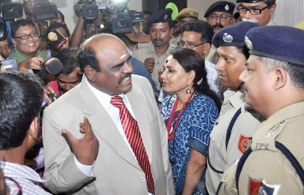 বিচারপতি কারনান তাঁর বাড়ির সামনে পুলিশের সঙ্গে কথা বলছেন। বিচারপতি কারনান তাঁর বাড়ির সামনে পুলিশের সঙ্গে কথা বলছেন।