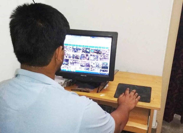 সোশ্যাল সাইটে আসক্তির কারণে তরুণদের ব্যক্তিগত সুরক্ষার বিষয় মাথায় থাকছে না বলে মনে করছেন বিশ্লেষকেরা। সোশ্যাল সাইটে আসক্তির কারণে তরুণদের ব্যক্তিগত সুরক্ষার বিষয় মাথায় থাকছে না বলে মনে করছেন বিশ্লেষকেরা।