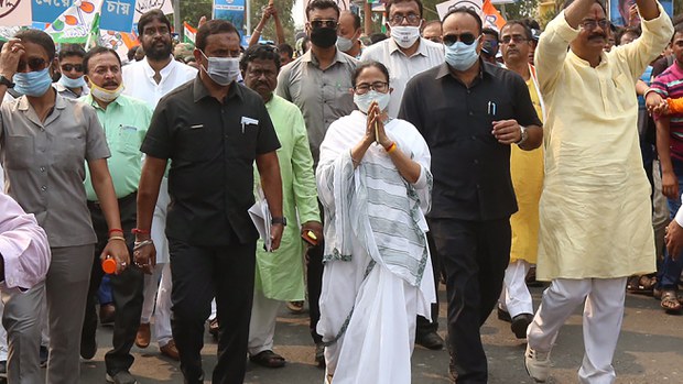 মমতা আহত: পশ্চিমবঙ্গের নির্বাচনী রাজনীতিতে পরষ্পরবিরোধী অভিযোগ মমতা আহত: পশ্চিমবঙ্গের নির্বাচনী রাজনীতিতে পরষ্পরবিরোধী অভিযোগ