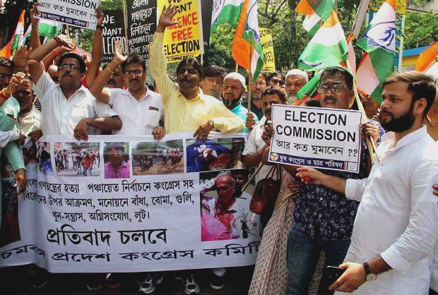মনোনয়ন জমা দিতে বাধা দানের প্রতিবাদে কলকাতায় রাজ্য নির্বাচন কমিশনের সামনে প্রদেশ কংগ্রেসের বিক্ষোভ সমাবেশ। মনোনয়ন জমা দিতে বাধা দানের প্রতিবাদে কলকাতায় রাজ্য নির্বাচন কমিশনের সামনে প্রদেশ কংগ্রেসের বিক্ষোভ সমাবেশ।