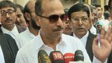 কলকাতা হাইকোর্টের বাইরে সাংবাদিকদের সাথে প্রধান বিচারপতির ডিভিশন বেঞ্চে করা নিজের মামলা নিয়ে কথা বলছেন প্রদেশ কংগ্রেস সভাপতি অধীর রঞ্জন চৌধুরি
