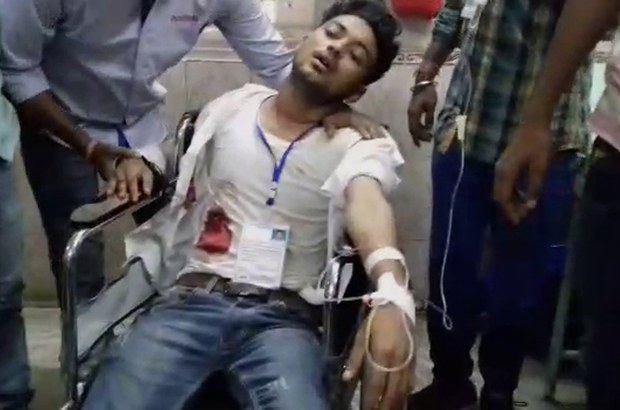 পঞ্চায়েত নির্বাচনে উত্তর ২৪ পরগনার বিলকান্দায় ছুরিকাঘাতে আহত এক রাজনৈতিক দলের এজেন্ট। ১৪ মে ২০১৮। পঞ্চায়েত নির্বাচনে উত্তর ২৪ পরগনার বিলকান্দায় ছুরিকাঘাতে আহত এক রাজনৈতিক দলের এজেন্ট। ১৪ মে ২০১৮।