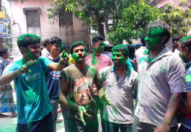 পঞ্চায়েত নির্বাচনে তৃণমূল কংগ্রেসের বিপুল জয়ে সবুজ আবীর মেখে সমর্থকদের উল্লাস। পঞ্চায়েত নির্বাচনে তৃণমূল কংগ্রেসের বিপুল জয়ে সবুজ আবীর মেখে সমর্থকদের উল্লাস।