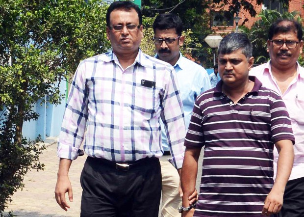 ভুয়া চিকিৎসক নরেন পাণ্ডেকে আদালতে নেওয়া হচ্ছে। ভুয়া চিকিৎসক নরেন পাণ্ডেকে আদালতে নেওয়া হচ্ছে।