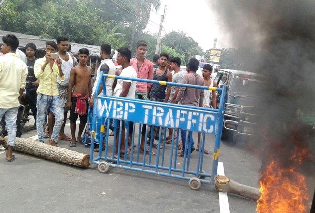 আগুন জ্বালিয়ে ও কাঠের গুঁড়ি ফেলে পথ অবরোধ আগুন জ্বালিয়ে ও কাঠের গুঁড়ি ফেলে পথ অবরোধ