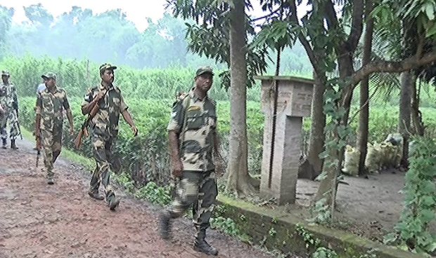 বাদুড়িয়ায় উপদ্রুত অঞ্চলে টহল দিচ্ছে বিএসএফ জওয়ানরা। ৫ জুলাই ২০১৭।
