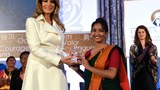 শারমিন আক্তারের হাতে পুরস্কার তুলে দিচ্ছেন ফার্স্ট লেডি মেলানিয়া ট্রাম্প। 